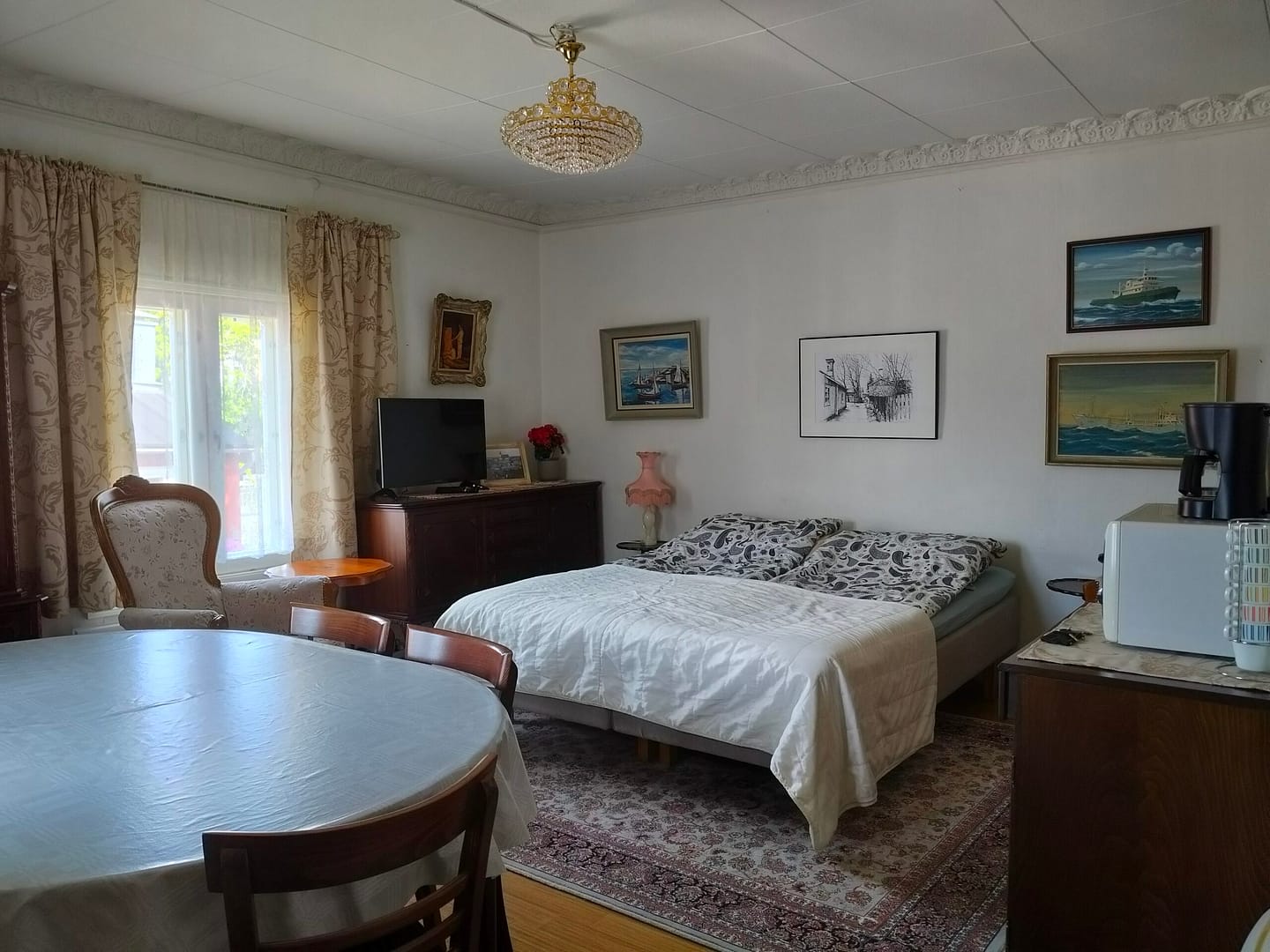 Kuva Päätalon Salongin huoneesta.