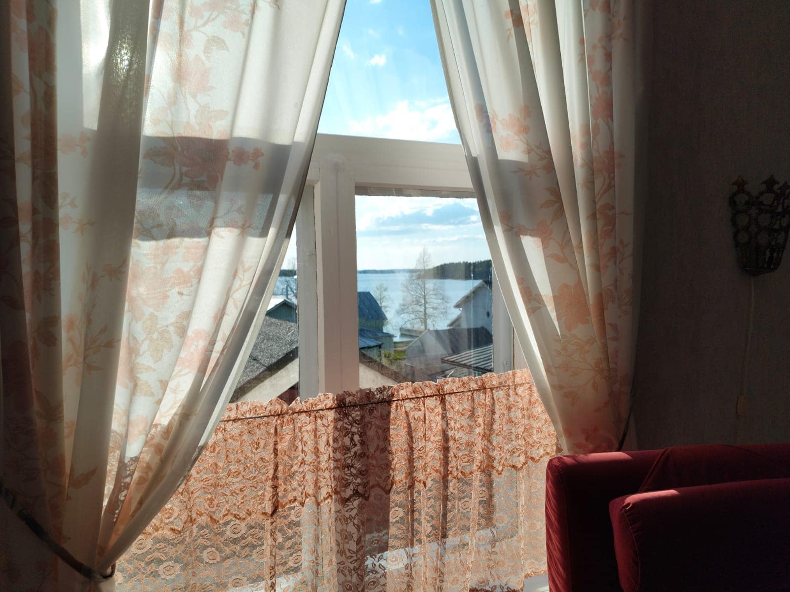 Kuva Haverin Ankkuri -huoneen ikkunanäkymästä meren lahdelle